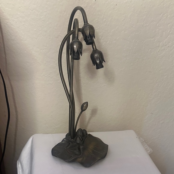 Elegant Bronze Leaf Table Lamp - Picture 1 of 7